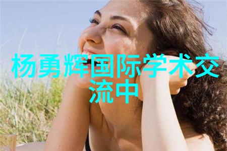 进门见客厅隔断效果图中哪些设计元素能增强空间美感