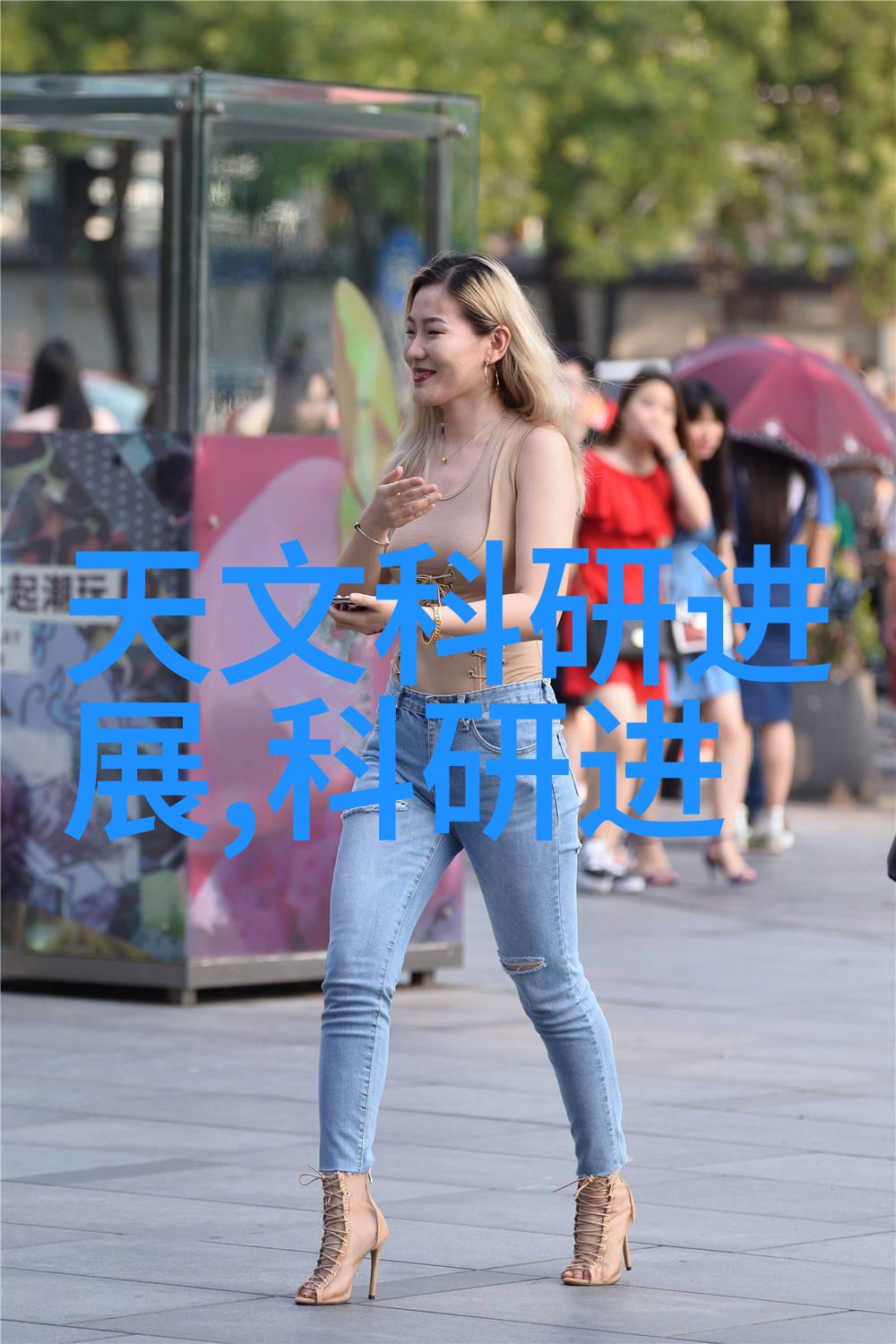 女人迈开腿让男人吃草莓她脚一抬他尝了甜