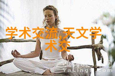 亲切的金子趴在桌子上打牌卡原声 - 金色的温暖与静谧夜晚的交响