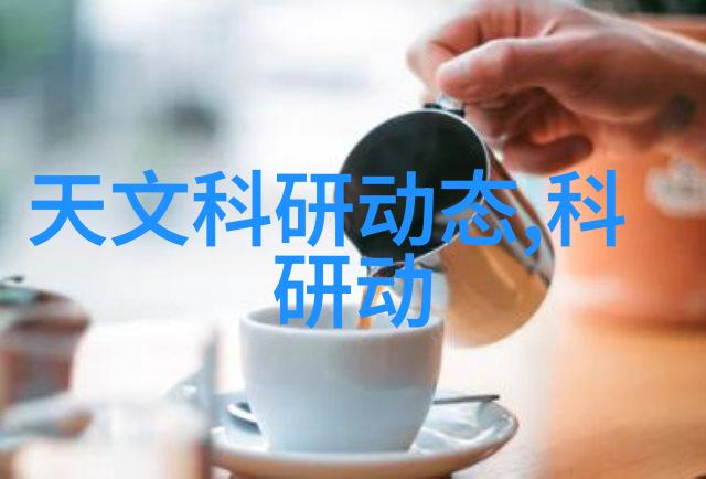 我坐在有木棒的椅子上写作业感觉自己就像个小学生一样