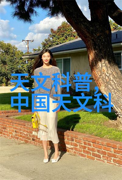 公交车最后一排被多人拥挤城市出行的不易