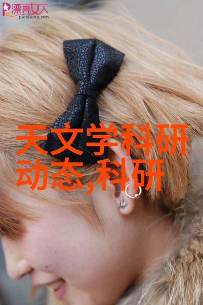人物使用聚氨酯保温弯管连接6分塑料水管询问其价格了解每米的费用