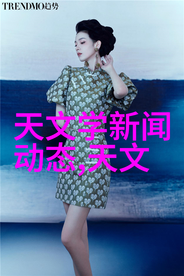 老式黑白电视机犹如时光倒流的画面静谧而温馨而TCL巨幕智屏98Q6E则是现代科技与视觉盛宴的完美结合