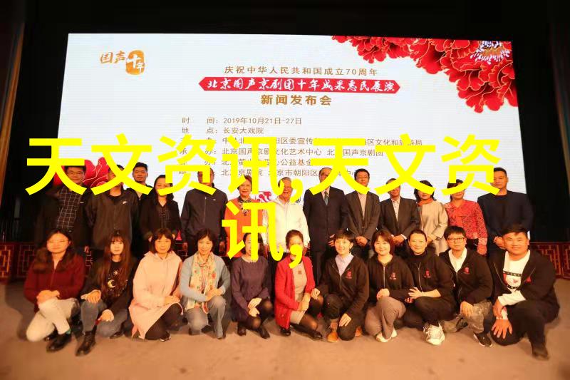 双人床上享受扑克夜晚的浪漫时光情侣游戏夜