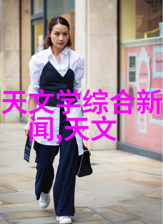 母亲与孩子一起观看温馨家庭时光